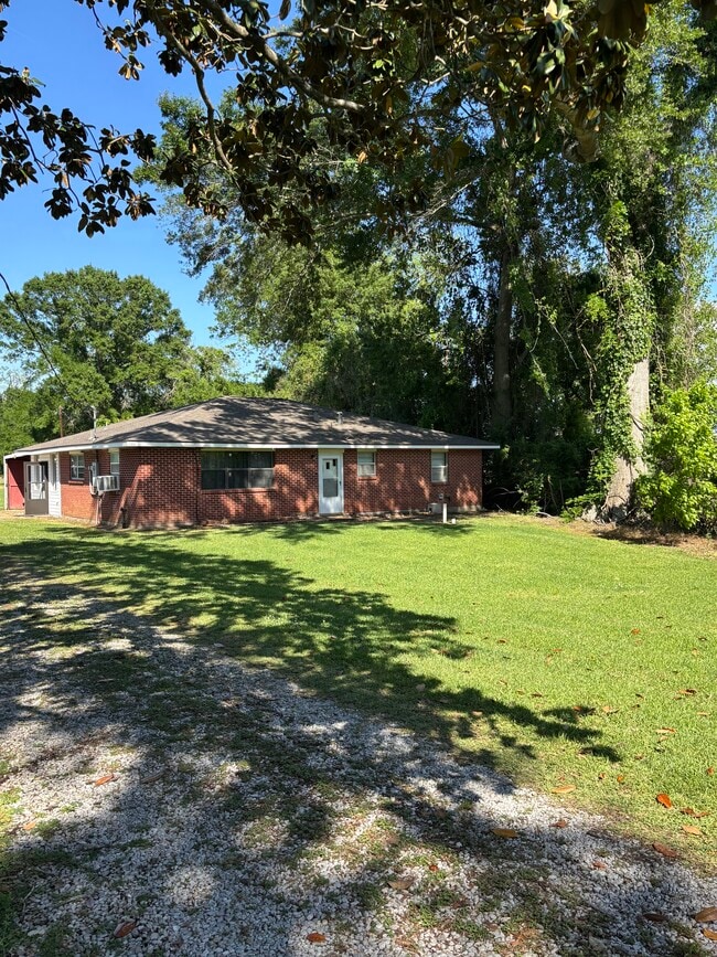 Building Photo - 17415 Sidney rd