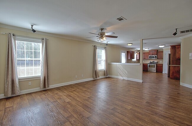 Building Photo - 41 E Clay St