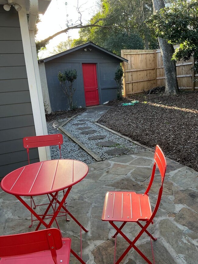 Building Photo - Charming 3 bedroom/ 2 bathroom in Normaltown, Home Close to UGA and Hospitals!