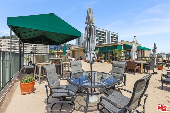 Building Photo - 8550 Holloway Dr