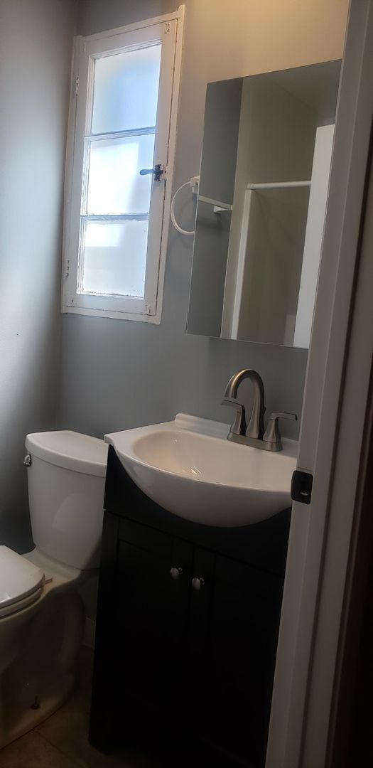 Building Photo - 4-plex One Bedroom unit available May 7th-Browns Addition Neighborhood