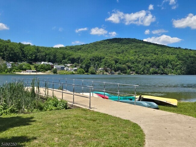 Building Photo - 180 Lakeside Dr W