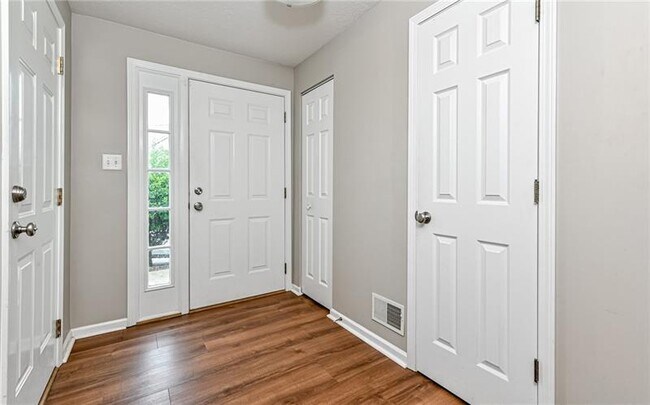 Building Photo - 229 Hillvue Dr