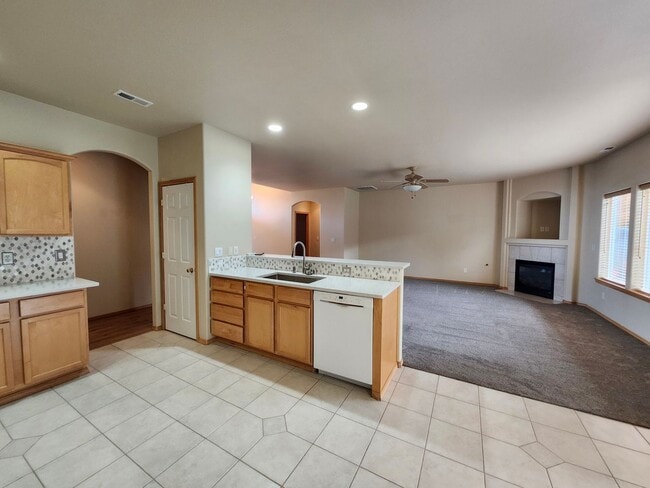 Building Photo - Stunning Home close to biking and walking paths!