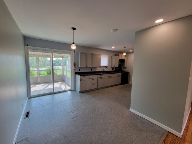 Building Photo - 3 bed, 1 bath, Close to South Bend Airport