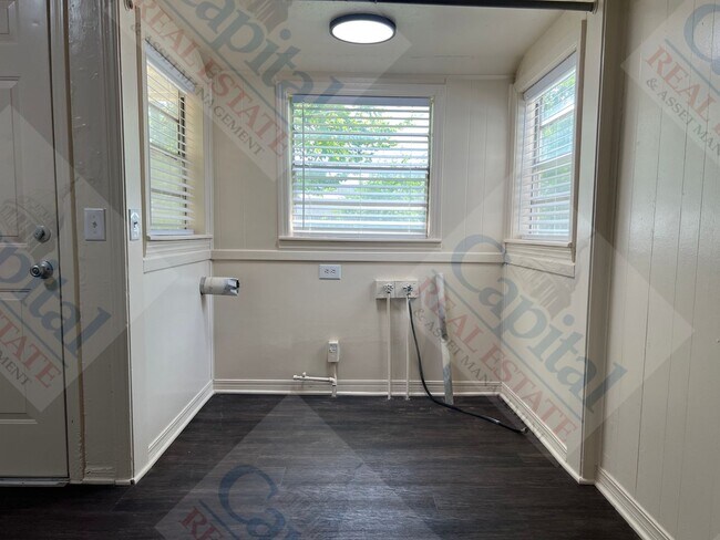 Building Photo - 806 Bell Dr