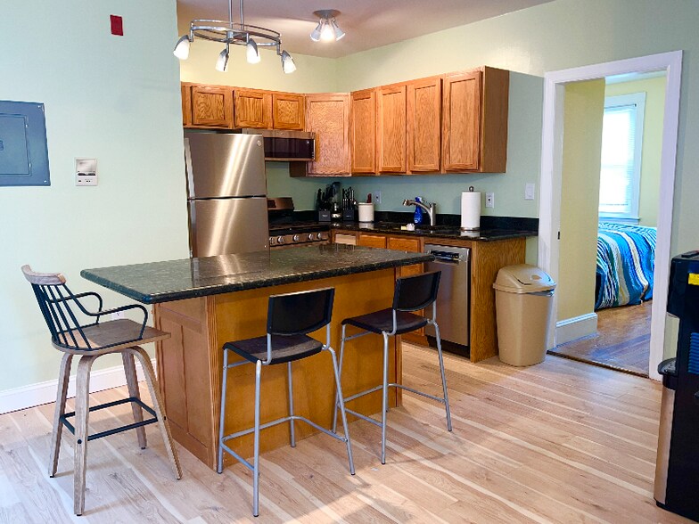 Building Photo - 81-83 America St