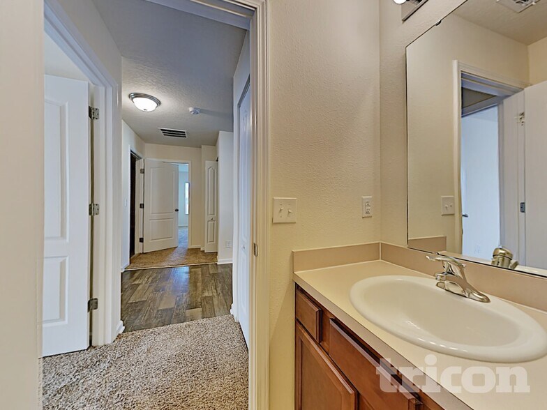 Building Photo - 3323 Canyon Falls Dr