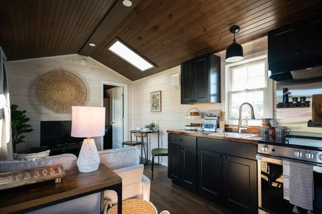 Building Photo - 31 Forest St