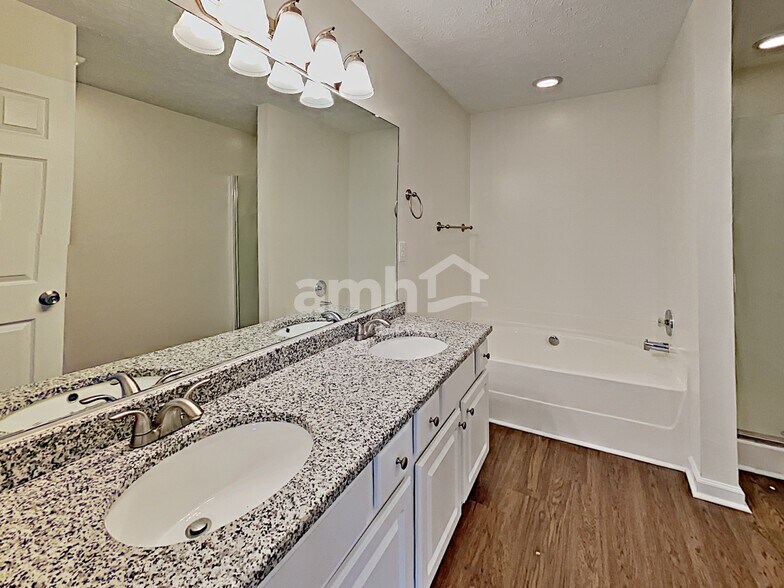 Building Photo - 615 Blossom Hill Dr