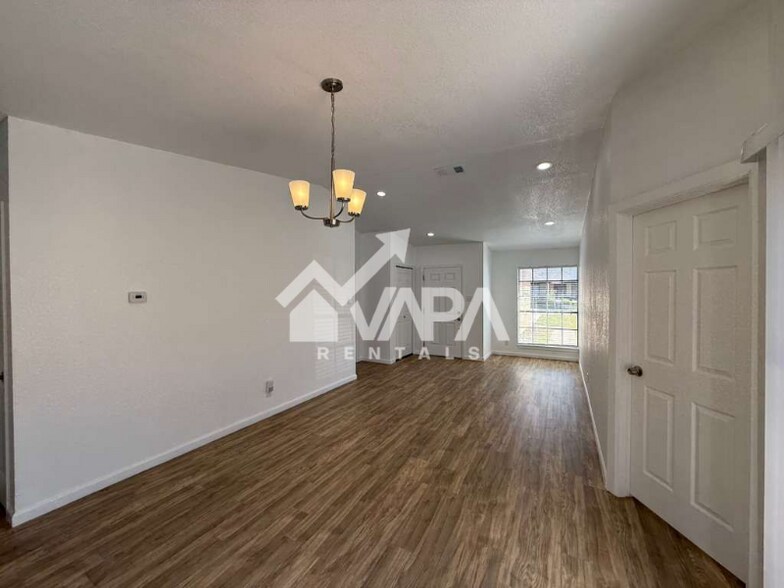 Building Photo - 13243 Larkwalk St