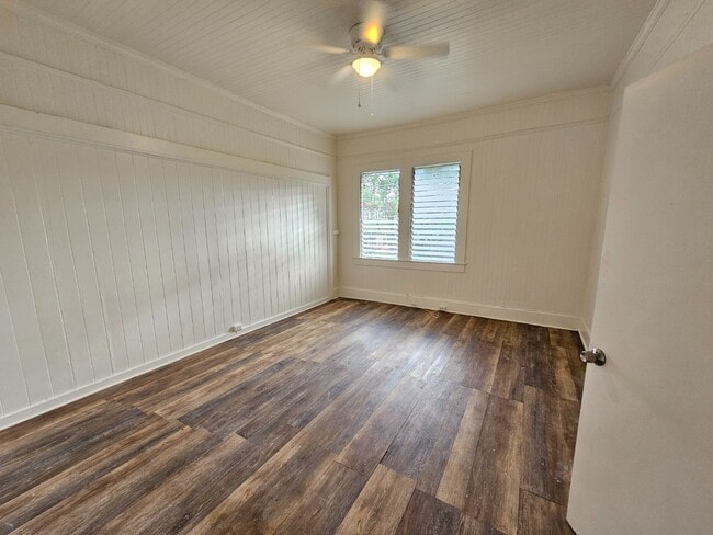 Building Photo - 2 Bed 1 Bath Apartment with one parking.  Tenant pay all utilities.