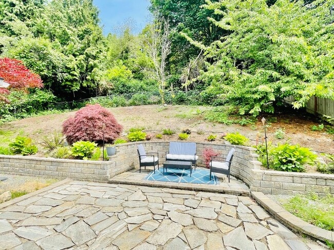 Building Photo - Beautifully Renovated 5 Bedroom House with Large Yard!