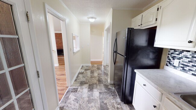 Building Photo - $500 OFF First Month's Rent! 3 Bedrooms wi...