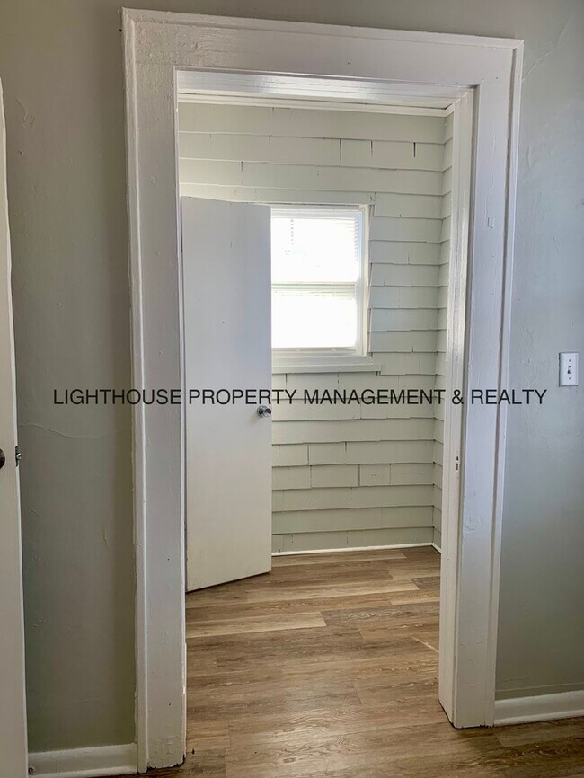 Building Photo - Spacious Upstairs Duplex With Private Entry