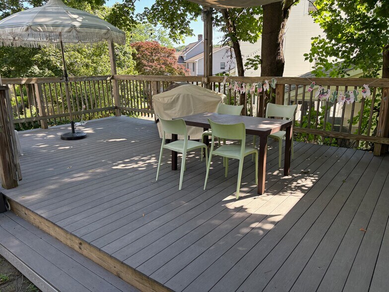 Great deck for entertaining - 16 Appleton Place