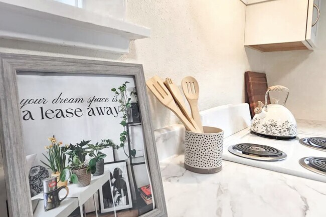 Building Photo - 313 E St Joseph St