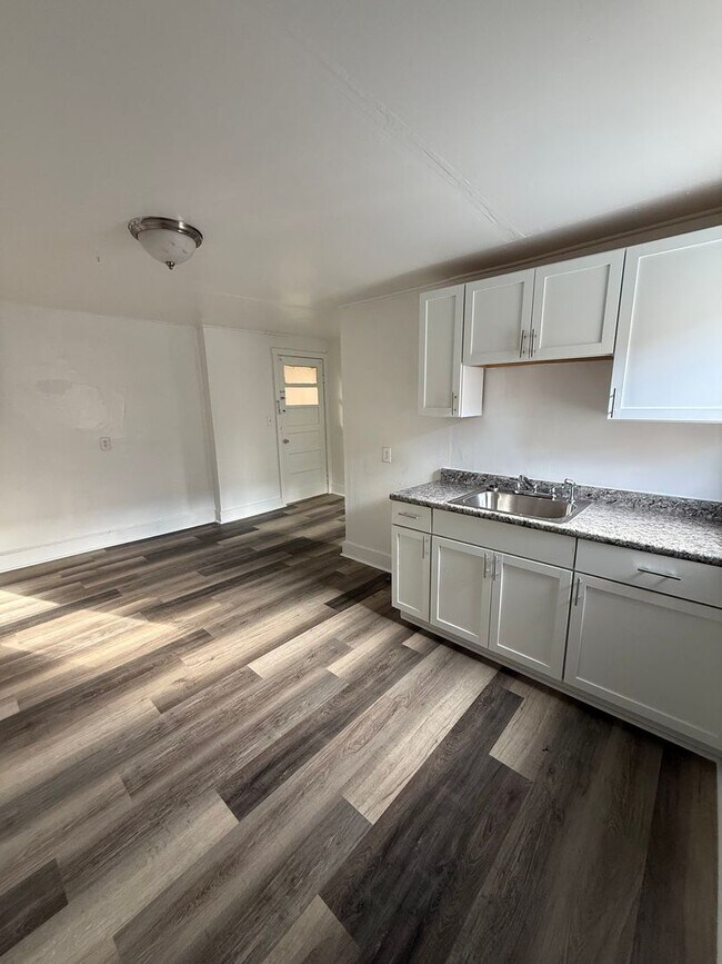 Building Photo - 124 S Chillicothe St