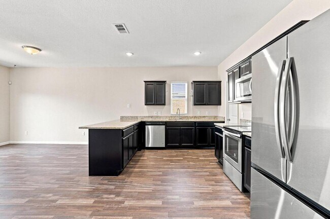 Building Photo - 405 Willow Creek Dr