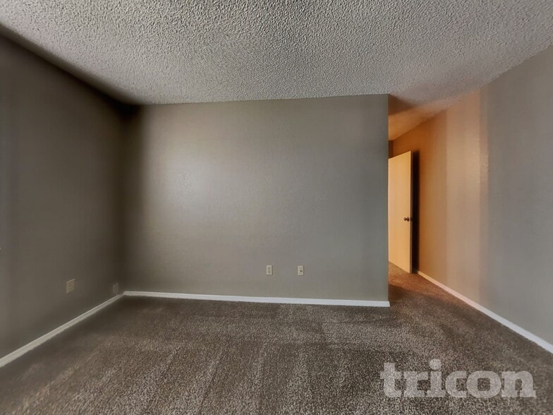 Building Photo - 3400 Suffolk Dr