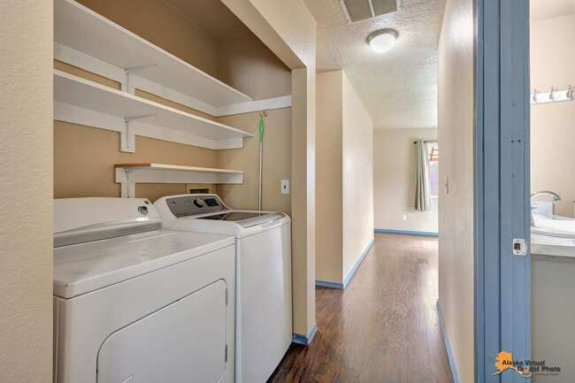 Building Photo - East Anchorage Home with In Unit Laundry a...