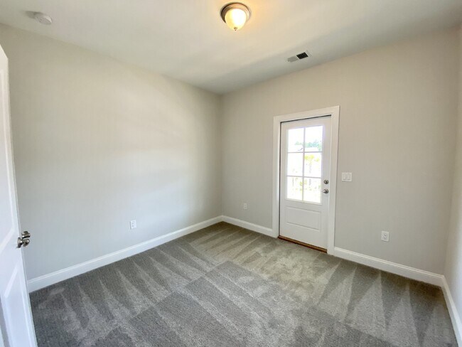 Building Photo - Luxury Living in Hampton Lake!