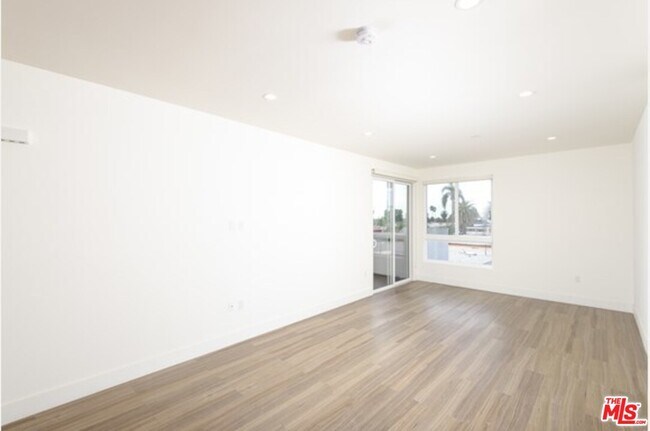 Building Photo - 4909 Rosewood Ave