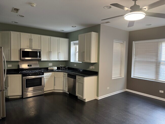 Building Photo - 1637-1632 W Farwell Ave