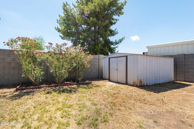 Building Photo - 964 W Hackamore St