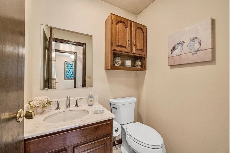 Building Photo - 867 Shaker Rd