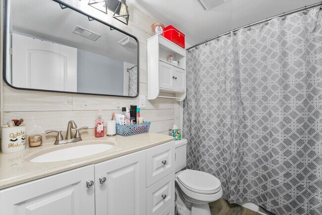 Building Photo - 1758 Sussex Walk