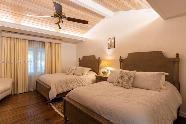 Building Photo - 10100 Lakeside Dr