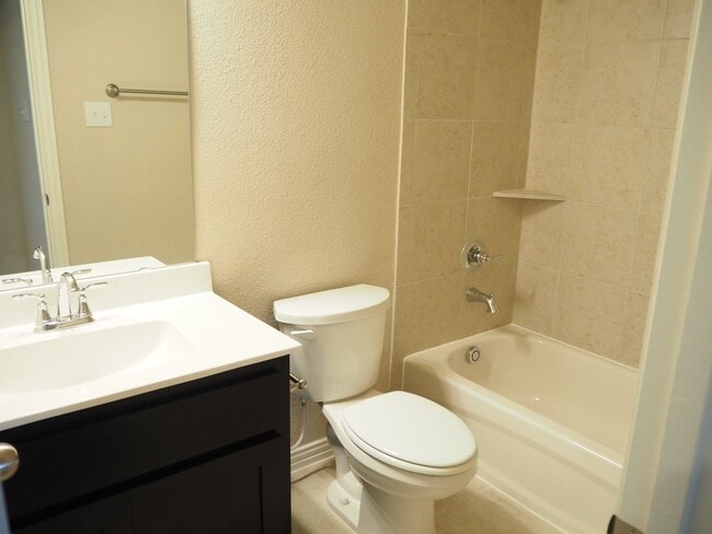 Building Photo - Like NEW 3 Bed - 3 Bath Townhome in Denton