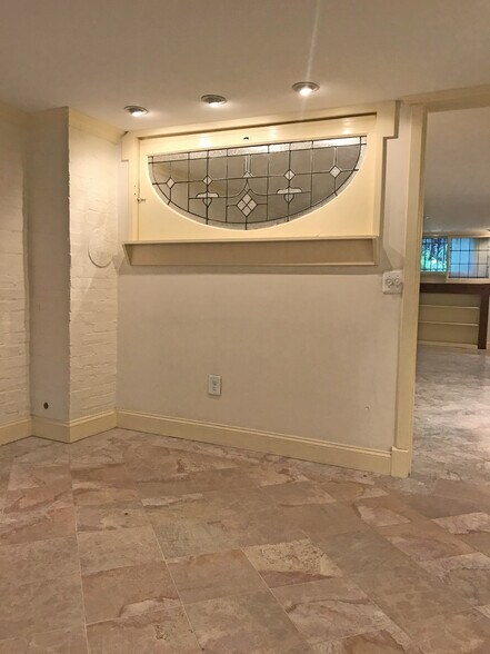 decorative rotating window - 1878 Monroe St NW