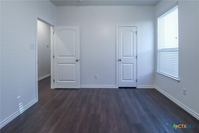 Building Photo - 5005 Rose Gdn Lp