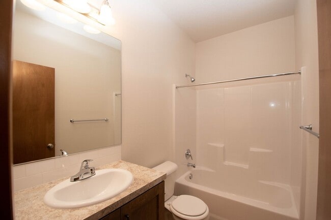 Building Photo - Gorgeous 2BD Duplex in Great Washougal Location! Beautiful Finishes!