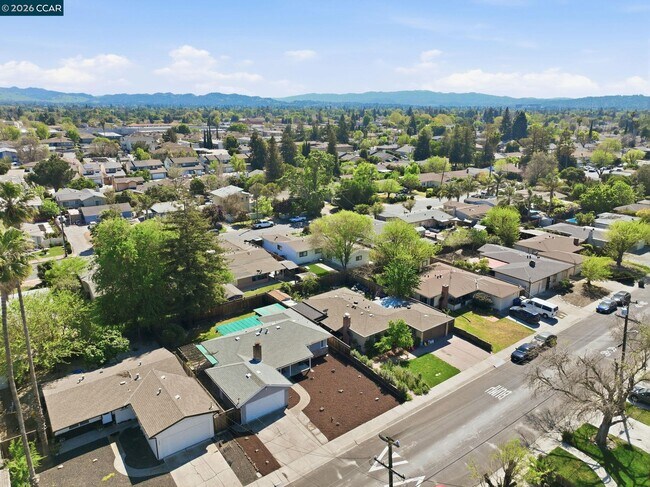 Building Photo - 1930 Sunshine Dr