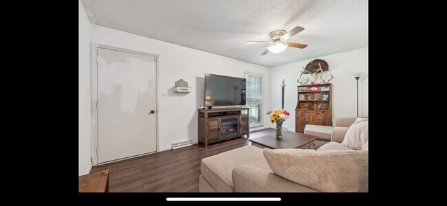 Building Photo - 1820 Whispering Hills Trl
