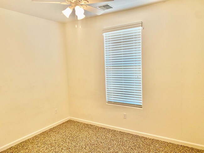 Building Photo - 3/2 in North Clovis Gated Community