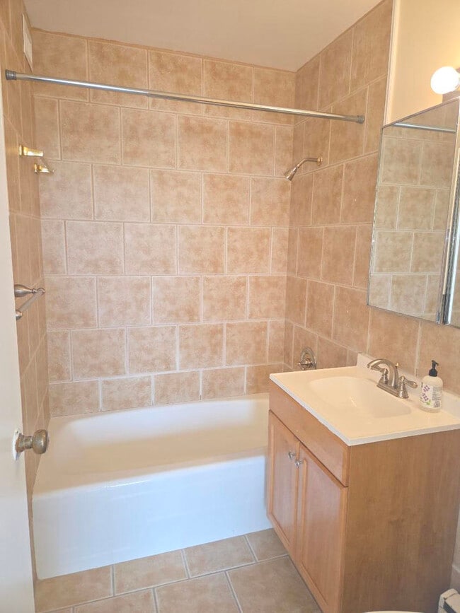 Building Photo - 5757 N Sheridan Rd