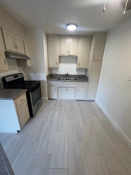 Building Photo - 821 W Colden Ave