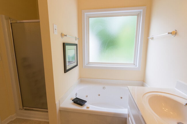 Building Photo - 340 Bedford Dr