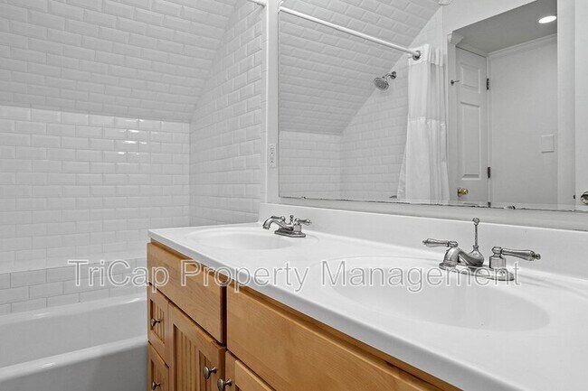 Building Photo - 2113 Hamrick Dr