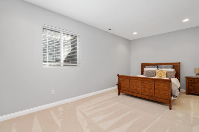 Building Photo - 426 Bogey Ln