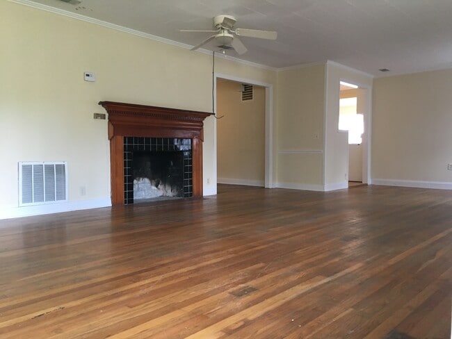 Building Photo - 300 Catherine Ave