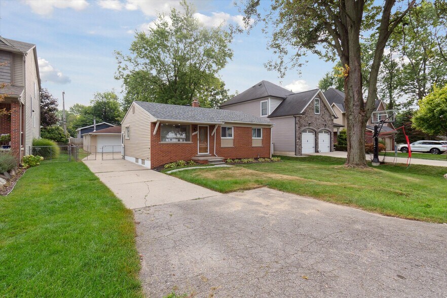 Private driveway with lots of guest parking. - 9244 Northern Ave