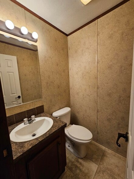 Building Photo - 10 Daisy Ln