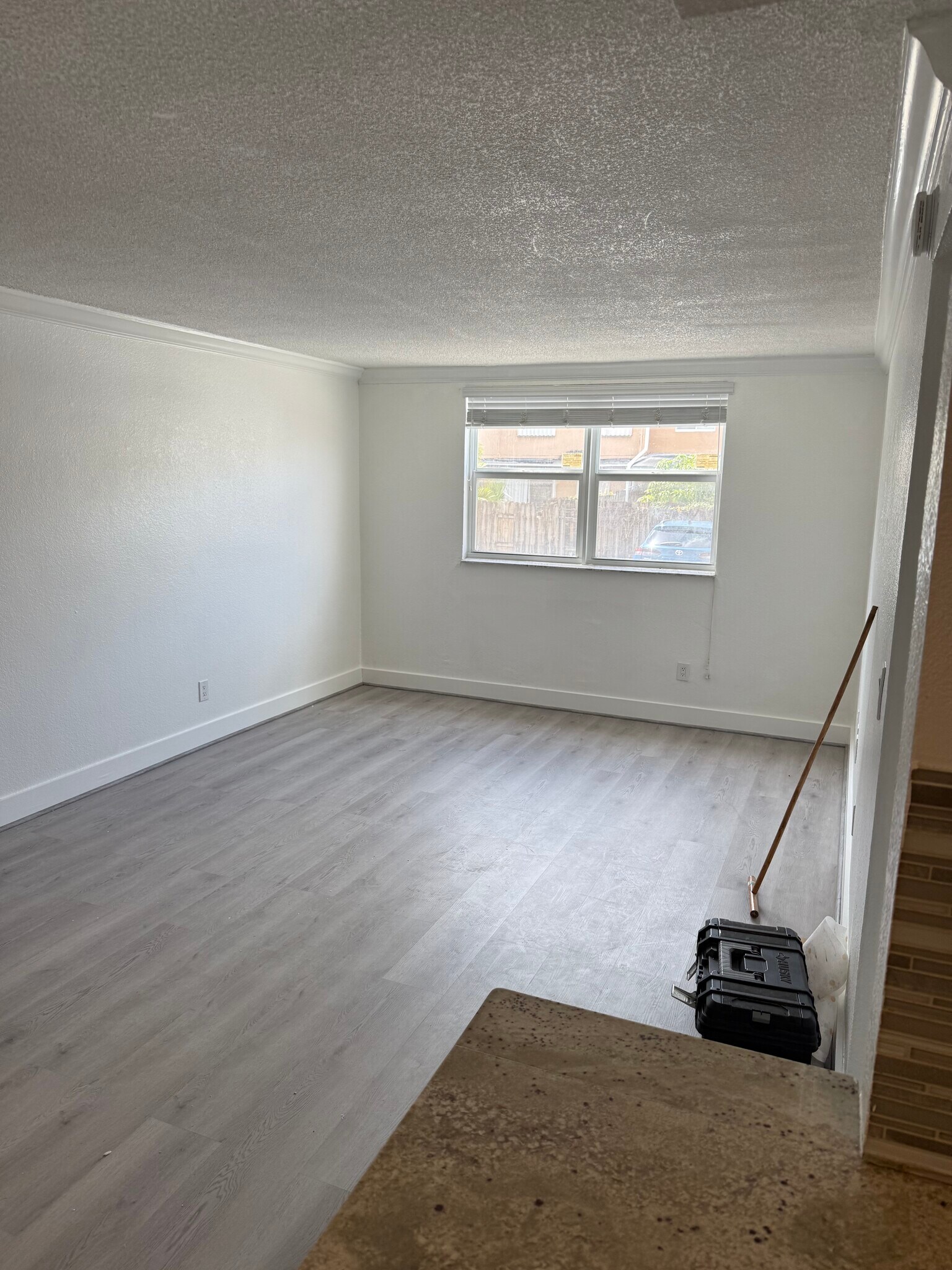 Building Photo - 606 W 81st St