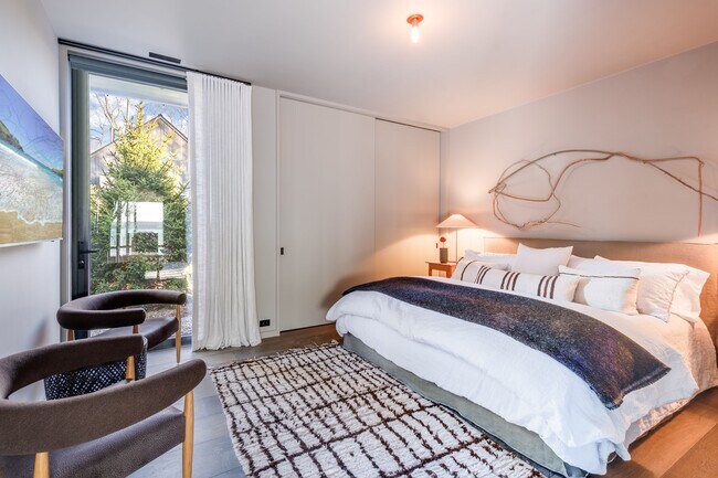 Building Photo - 265 Three Mile Harbor Hog Creek Rd