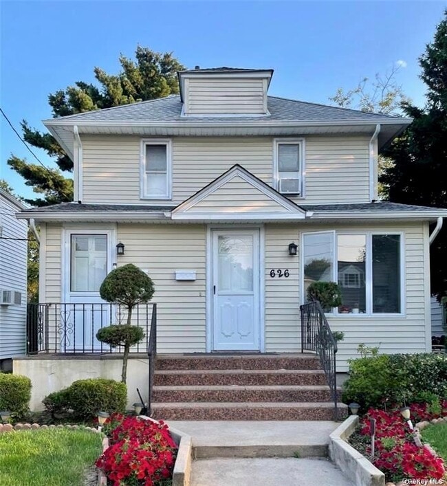Building Photo - 626 Stewart Ave